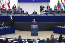 Titokban tarthatják, mire költenek havi 1,4 millió forintot az európai parlamenti képviselők