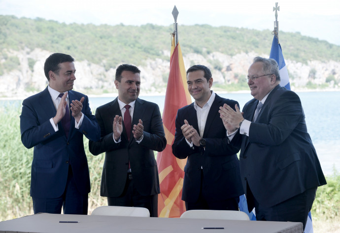 Ciprasz (jobbról a második) és Zaev (balról a második) külügyminisztereik társaságában ünneplik a megállapodást. Fotó: AFP