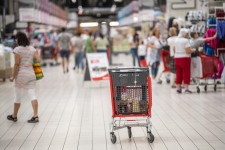 Sokkal többet költöttünk alkoholra és kávéra a boltokban