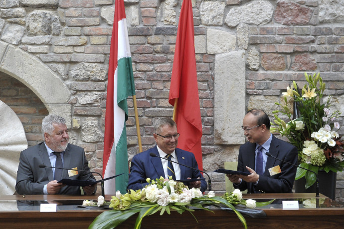 Budapest, 2018. október 5. Lánczi András, a Corvinus Egyetem rektora, Matolcsy György, a Magyar Nemzeti Bank elnöke és Csen Cse-min, a sanghaji Fudan Egyetem alelnöke (b-j) a jegybank és a két egyetem között létrejött háromoldalú megállapodás aláírásán a Shanghai Forum 2019 elnevezésû tanácskozás elõkészítõ eseményén a budavári Óvárosháza épületében 2018. október 5-én. MTI Fotó: Kovács Attila