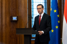 Durva csúsztatással védi a kormány a kötvényprogramot