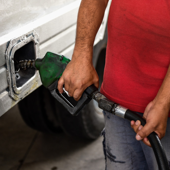 Nem csak a magyar autósoknak fájna a 100 dollár feletti olajár