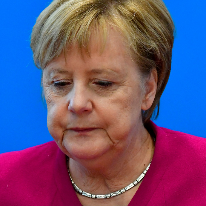 Nagyon meggyengült Merkel, búcsúzik a pártelnökségtől