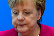 Nagyon meggyengült Merkel, búcsúzik a pártelnökségtől