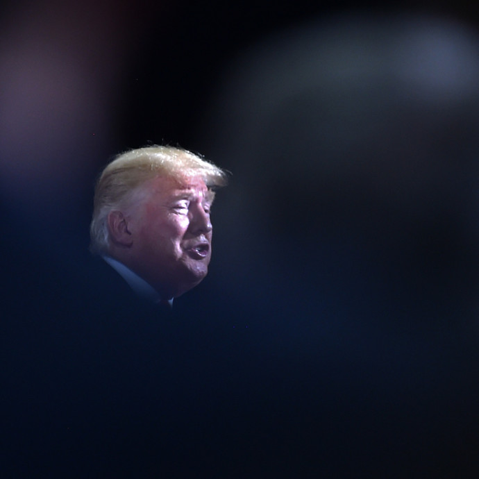 A demokraták kedden nyakörvet és pórázt rakhatnak Trumpra