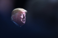 A demokraták kedden nyakörvet és pórázt rakhatnak Trumpra