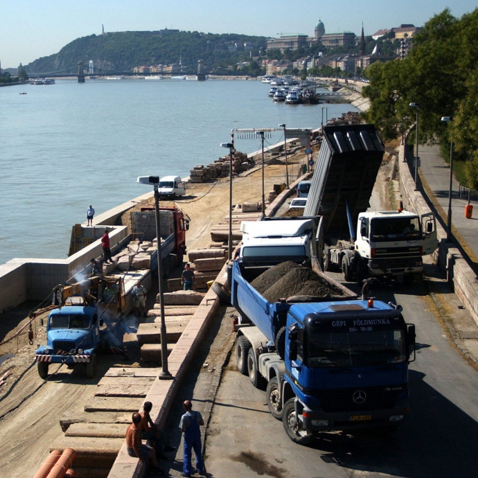 Kiderítettük, miért róják állami pénzen húszéves teherautók a magyar városok útjait