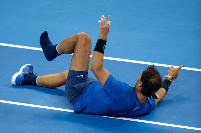 Rafael Nadal teniszező, amint esés közben elveszti a cipőjét. Fotó: AFP/Europress