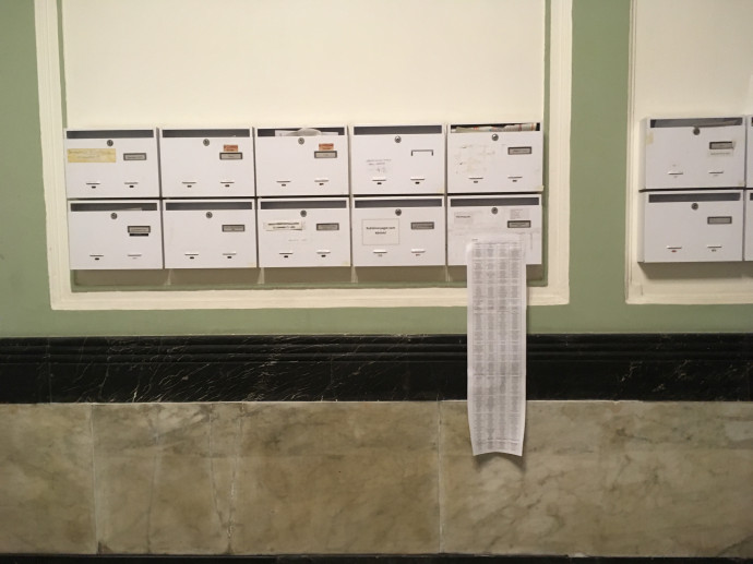 Egy székhelyszolgáltató Postaládája rajta a több oldalnyi cégnévvel.