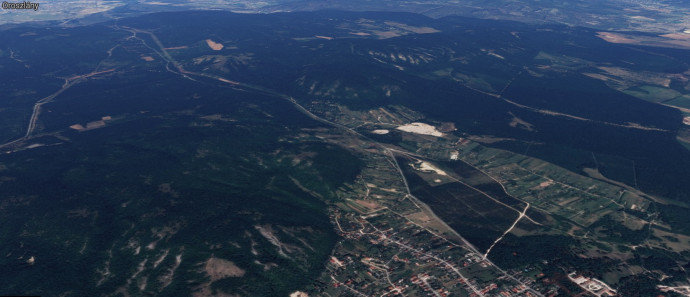 A Vértes, előtérben Csákvár északi részével. Innen indulna az Oroszlány felé vezető alagút. Fotó: Google