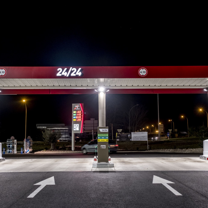 Az autósokon kívül Matolcsyék is örülhetnek az olcsóbb benzinnek