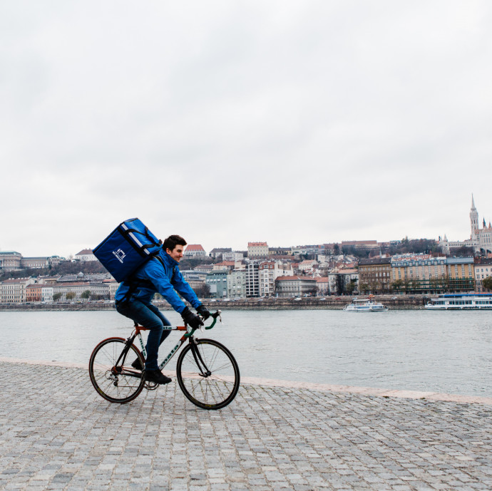 Bejelentve havi nettó 350 ezer plusz borravalót keres egy ételfutár Budapesten