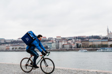 Bejelentve havi nettó 350 ezer plusz borravalót keres egy ételfutár Budapesten