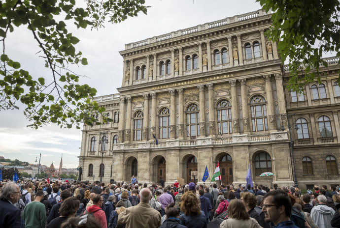 A CEU-t elüldözte, most az MTA-t szabná kedvére a kormány