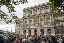A CEU-t elüldözte, most az MTA-t szabná kedvére a kormány