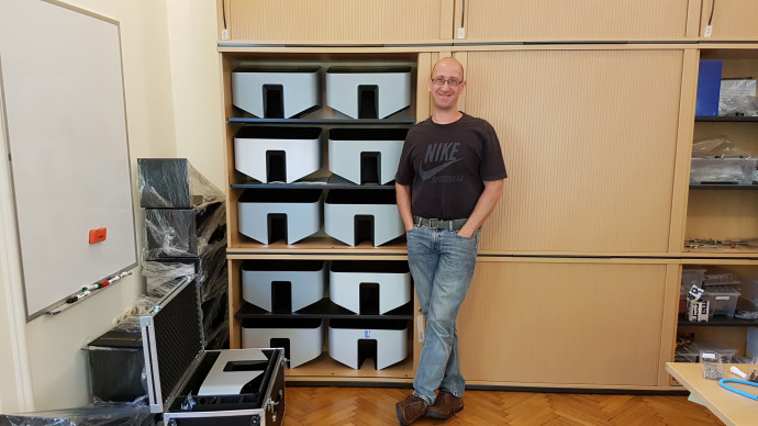 Az ötletgazda Lehotsky Ákos a HandInScan berendezésekkel