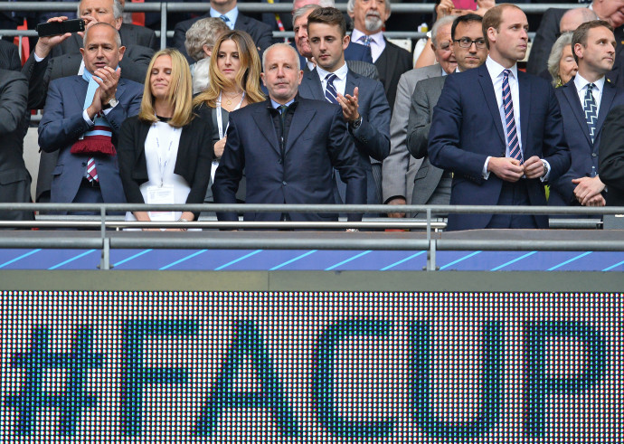 Randy Lerner (balra) és Vilmos herceg az Aston Villa – Arsenal FA Kupa döntőn a Wembley stadionban 2015 május 30-án. Fotó: AFP/Europress