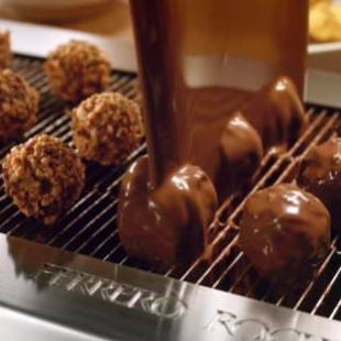A Rocher-Raffaello golyóknak csak 58 százaléka ehető, mert majdnem a felét a csomagolás teszi ki