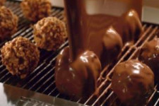 A Rocher-Raffaello golyóknak csak 58 százaléka ehető, mert majdnem a felét a csomagolás teszi ki