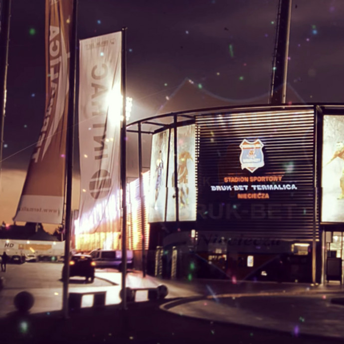 Felcsútot előzi a stadion, ahol a rendbontó szurkolókat olykor kiszorítják a kukoricásba