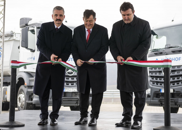 Palkovics László innovációs és technológiai miniszter, Mészáros Lõrinc, az Autohof Óbarok kamionos pihenõhely tulajdonosa és Tessely Zoltán miniszterelnöki biztos (j-b) átvágja a nemzeti színû szalagot a pihenõhely átadó ünnepségén az M1-es autópálya óbaroki lehajtója közelében 2018. december 7-én. A pihenõhelyen 124 kamionnak és 11 lakókocsinak tudnak helyet biztosítani. Ezen kívül 11 hûtõkamionnak és 4 túlméretes szerelvénynek. MTI/Bodnár Boglárka