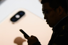Kína mellett egy nagy baja van az Apple-nek: az akkumulátorcsere