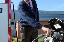 Még Nyugat-Európában is kaland és rettegés az elektromos autózás