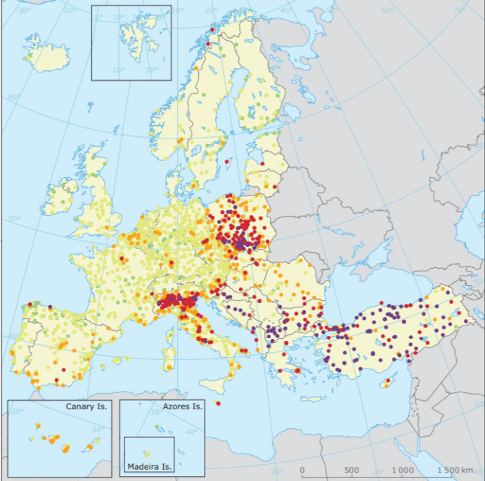 Az Európai Környezetvédelmi Ügynökség tavalyi riportja szerint a legszennyezettebb területek a szálló por (PM10) koncentrációja alapján. A legszennyezettebb részeket lila, majd a piros pöttyök jelölik.
