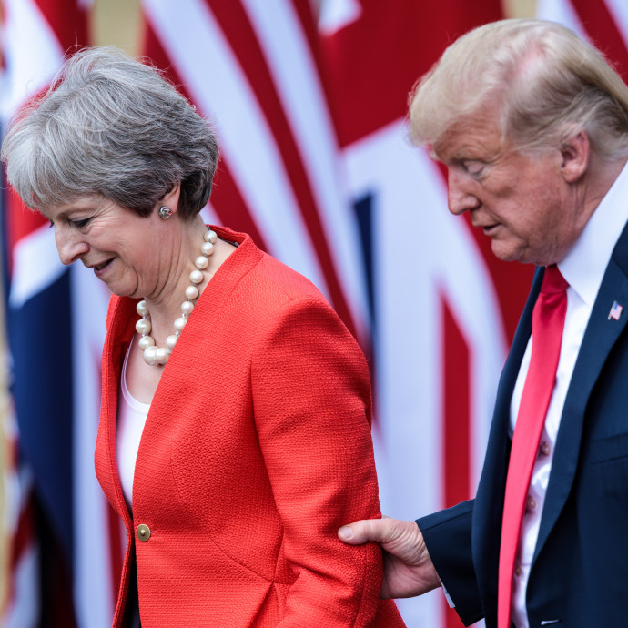 Miért bénították le a saját országukat a brit és az amerikai politikusok?