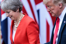 Miért bénították le a saját országukat a brit és az amerikai politikusok?