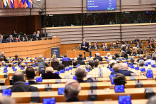 Egy lépéssel közelebb került az EU, hogy pénzmegvonással büntethessen