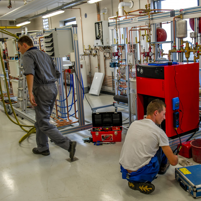 A dolgozó magyar fiatalokat kevésbé fenyegeti a szegénység, mint sok európai sorstársukat