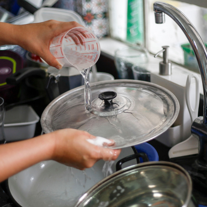 Mosogatógép vagy kézzel mosogatás? Kiszámoltuk, melyik környezetbarátabb