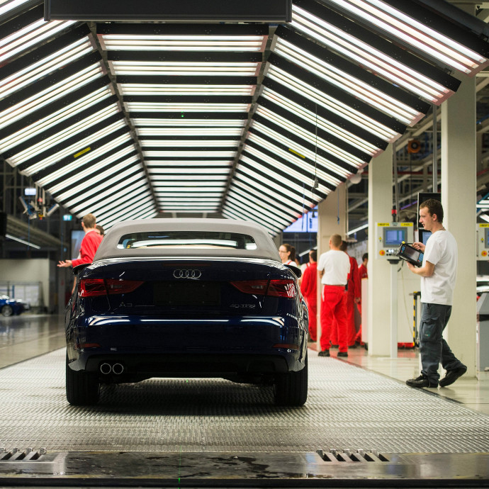 Saját adótrükkjeivel magyarázza az alacsony magyar béreket az Audi