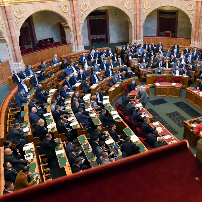 Egy újonc képviselő napi 673 ezret keres, párttársa a „semmire” kap havi 80 ezret