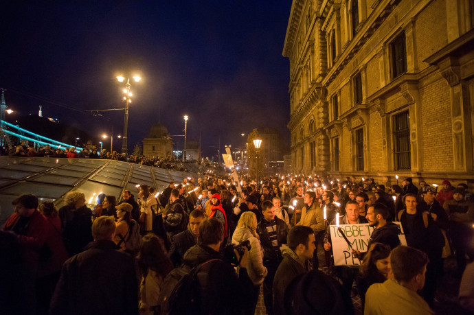 Tüntetés a tandíjmentes felsőoktatásért ősszel a Corvinus Egyetem előtt. Fotó: Balogh Zoltán/MTI