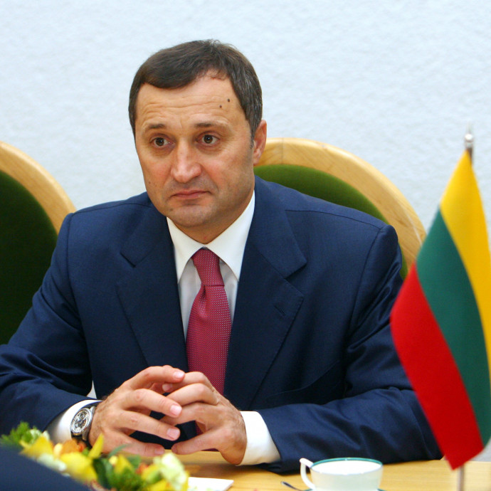 Szórja a pénzt az egymilliárd dollárt meglovasító volt kormányfő fia