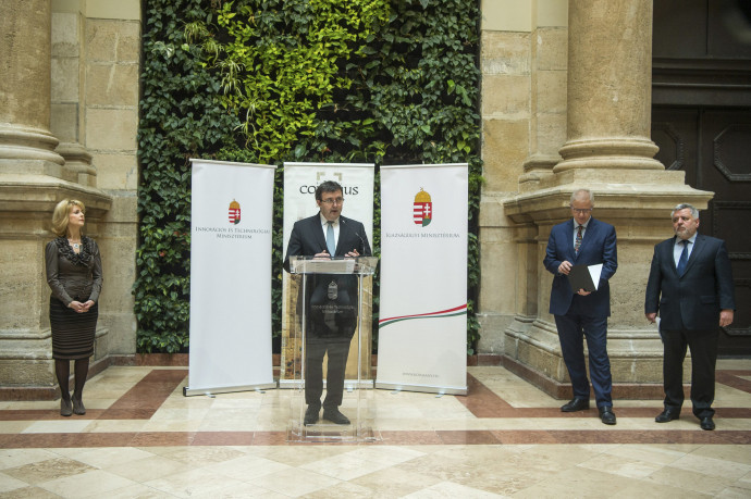 Budapest, 2019. február 11. Palkovics László innovációs és technológiai miniszter beszél a Budapesti Corvinus Egyetem új mûködési modelljérõl tartott sajtótájékoztatón a felsõoktatási intézmény aulájában 2019. február 11-én. Jobbról Trócsányi László igazságügyi miniszter (j2) és Lánczi András, a Budapesti Corvinus Egyetem rektora (j), balról Pavlik Lívia, a Budapesti Corvinus Egyetem kancellárja, a felsõoktatási intézmény versenyképességének és mûködési hatékonyságának növelését támogató új intézményi modell kidolgozásával és megvalósításával foglalkozó miniszteri biztos. MTI/Balogh Zoltán