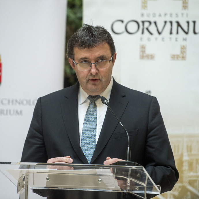 Palkovics szerint több pénz jut majd a Corvinusnak, de az elmúlt tíz év alapján 40 százalékkal kevesebb fog