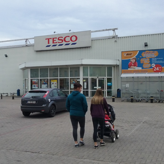 A Tesco bezár 30 lengyel üzletet, és nem tart nyitva éjjel Szlovákiában