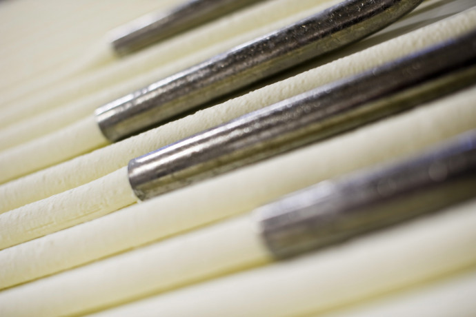 A Túró Rudi masszája préselõdik a futószalagra a Friesland Campina mátészalkai üzemében. Fotó: MTI/Balázs Attila