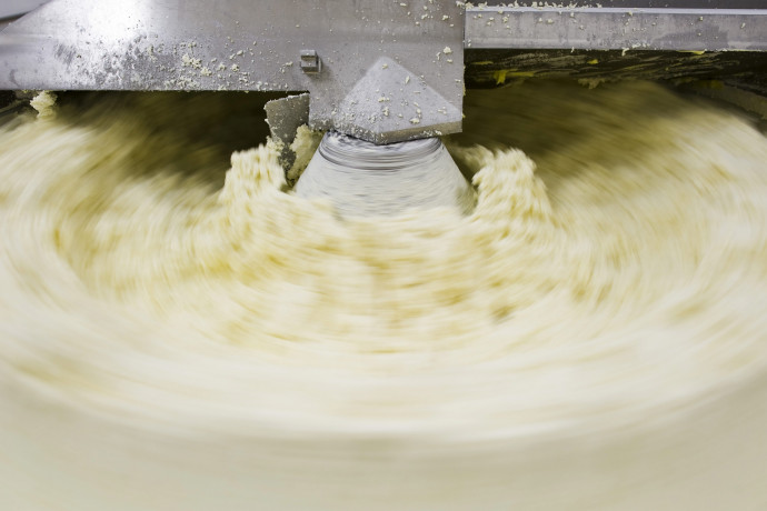 Ízesített Túró Rudi-alapanyag forog a keverõben a Friesland Campina mátészalkai üzemében. Fotó: MTI/Balázs Attila