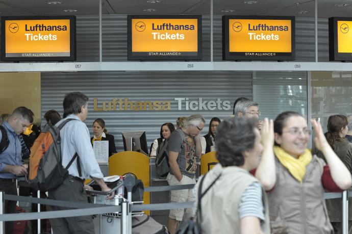Utasok állnak sorban a Lufthansa jegyérétkesítő pultjánál a müncheni reptéren. Fotó: AFP / Europress
