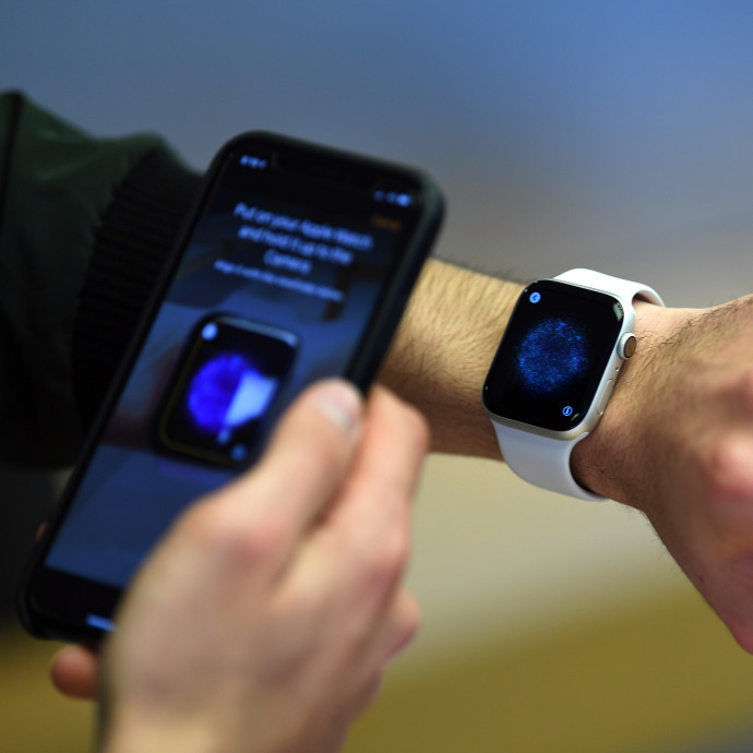 Álinterjúkkal és kamutárgyalásokkal próbálja megszerezni a Huawei az Apple titkait