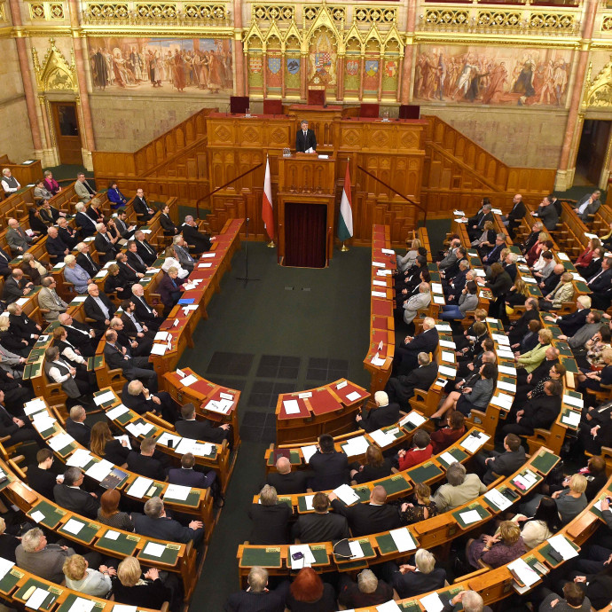 Neccesen halmozza a juttatásokat tíz parlamenti képviselő