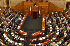 Neccesen halmozza a juttatásokat tíz parlamenti képviselő