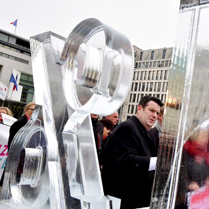 Nőttek a fizetések, de a többség még mindig alig jön ki a pénzéből
