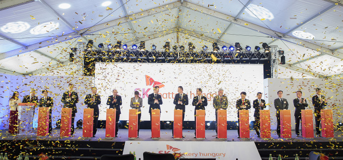 Középen Szijjártó Péter külgazdasági és külügyminiszter, mellette jobbra Csej Dzse Von, az SK Battery elnök-vezérigazgatója (j7) és Kim Dzsun, az SK Innovation vezérigazgatója és elnöke (j6), balra Molnár Attila polgármester (b5), Czunyiné dr. Bertalan Judit (Fidesz), a térség országgyûlési képviselõje (b7) és Ésik Róbert, a HIPA elnöke (b8) a dél-koreai SK Innovation vállalat első európai gyárának ünnepélyes alapkőletételén a komáromi ipari parkban 2018. március 8-án. Az elektromos autókban használható akkumulátorokat gyártó üzem 97,3,5 milliárd forint összegbõl valósul meg. MTI Fotó: Krizsán Csaba