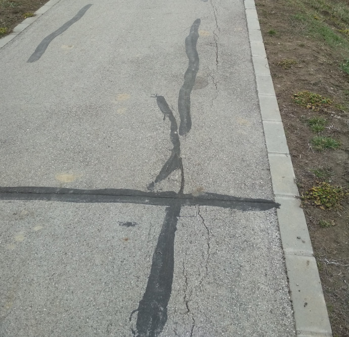 Győzött a fizika, máris megjelentek az újabb repedések a hatvani bicikli úton