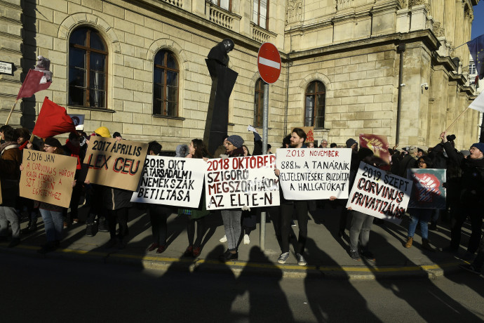 A februári tüntetés az MTA székháza előtt. Fotó: Koszticsák Szilárd/MTI